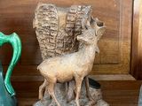deux vases posés sur une étagère sur laquelle se trouve une chèvre