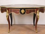 une image représentant une table avec un plateau en marbre et des décorations dorées