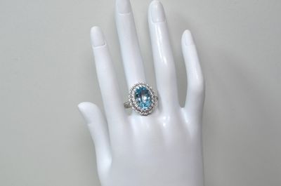 une image représentant la main d'une femme avec une bague au doigt