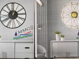 deux photos d'une pièce avec une horloge accrochée au mur