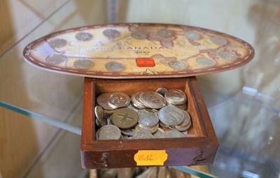 une petite boîte en bois contenant des pièces de monnaie