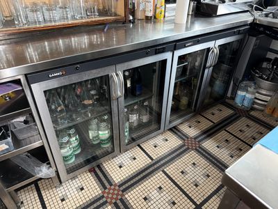 de nombreuses bouteilles d'alcool exposées dans une vitrine