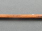 une vieille pipe avec un tuyau en bois, posée sur une table