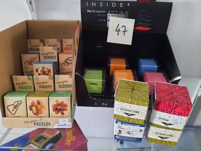 un grand nombre de boîtes posées sur une table