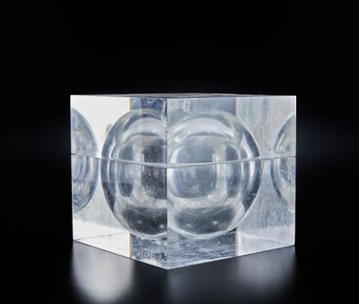 un glaçon contenant trois boules, posé sur une table