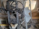 une machine posée sur le sol à côté d'une chaise
