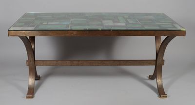 une image d'une table avec un plateau en verre et des pieds en métal