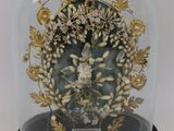 un dôme de verre avec une horloge à l'intérieur
