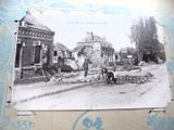 une photo d'une carte postale représentant une scène de rue