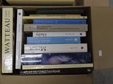 une boîte remplie de livres empilés les uns sur les autres