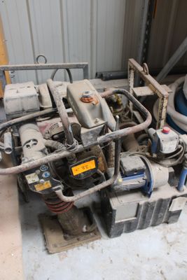 un tas de machines entreposées à l'extérieur d'un bâtiment