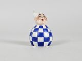 une image représentant une figurine d'un homme portant une chemise à carreaux bleus et blancs