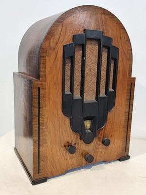 une radio à l'ancienne posée sur une surface blanche