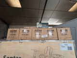 des cartons de fournitures de bureau empilés les uns sur les autres dans une pièce