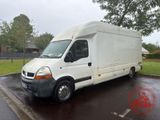 une camionnette blanche garée dans un parking