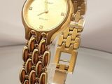 une image d'un gros plan d'une montre-bracelet sur une table