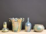 de nombreux vases posés les uns à côté des autres sur une table
