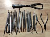 un grand nombre d'outils posés sur une table