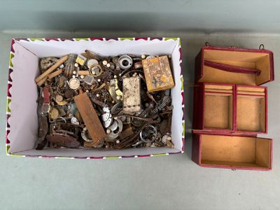 une boîte remplie d'objets assortis posée sur une table