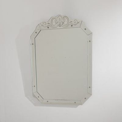 un miroir accroché au mur au-dessus d'un lavabo