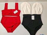 Deux maillots de bain sont posés sur une table, avec une étiquette de prix dessus.