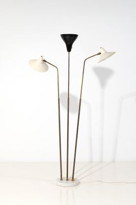 trois lampadaires noirs et blancs posés sur une table blanche