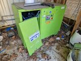 une machine verte qui trône au milieu d'une pièce