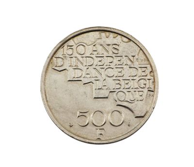 un gros plan d'une pièce de monnaie sur fond blanc, avec un fond blanc