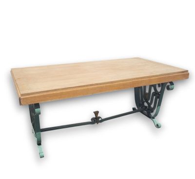 La table est en bois et en fer, avec un plateau en bois.