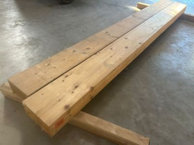 deux morceaux de bois posés par terre l'un à côté de l'autre