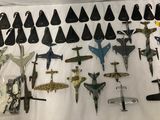 beaucoup d'avions miniatures posés sur un drap blanc
