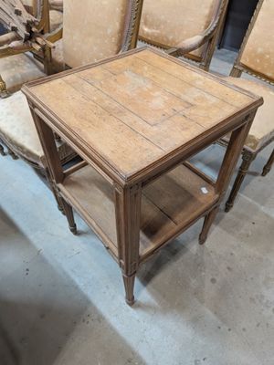 plusieurs chaises et une table dans une pièce où il y a beaucoup de chaises