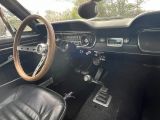 le volant et le tableau de bord d'une voiture de collection