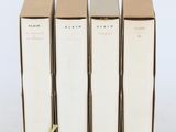 trois livres sont empilés sur une surface blanche