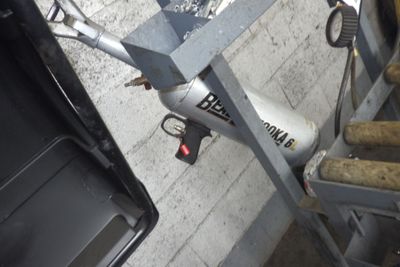 une machine posée sur une table dans un garage