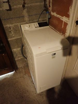 une machine à laver dans un coin de la pièce