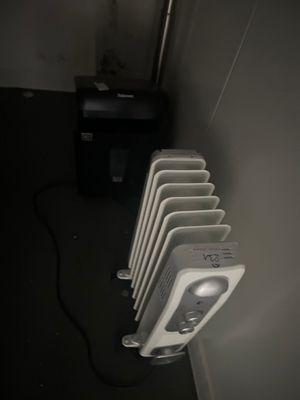 un radiateur qui se trouve sur le mur, à côté de l'autre radiateur