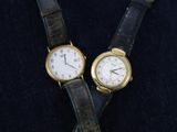 deux montres posées sur une surface noire