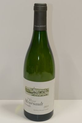 une bouteille de vin posée sur une table