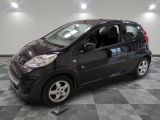 la photo d'une petite voiture noire garée dans un garage