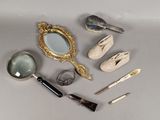 un grand nombre d'objets posés sur une table