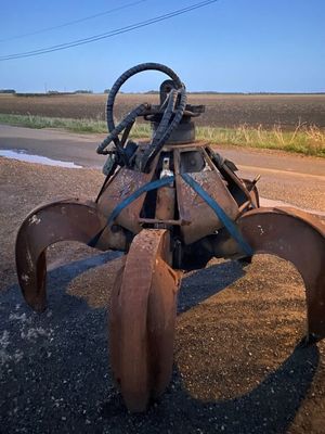 une machine rouillée abandonnée sur le bord de la route