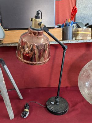 une lampe posée sur une table à côté d'un trépied