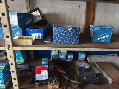 de nombreuses boîtes et outils sur une étagère dans une pièce