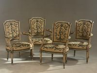 Suite de quatre fauteuils cabriolet en bois laqué crème rech… (photo 2)