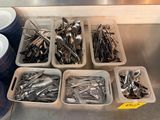de nombreux types de cuillères, ainsi que des cuillères présentées dans des barquettes en plastique