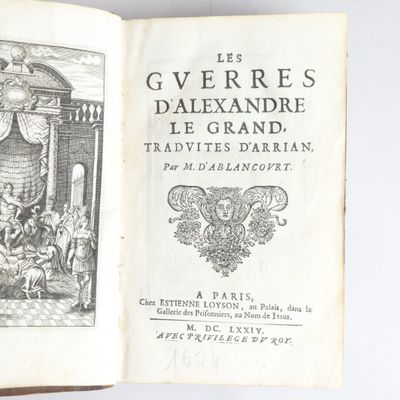 un livre ouvert sur lequel figure le dessin d'un homme et d'une femme assis dans une pièce