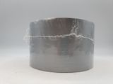 une photo en gros plan d'un bracelet en argent posé sur une surface blanche