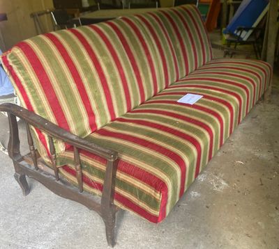 un canapé qui se trouve dans un garage