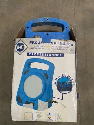 emballage d'un souffleur portable bleu et blanc posé sur un sol en béton